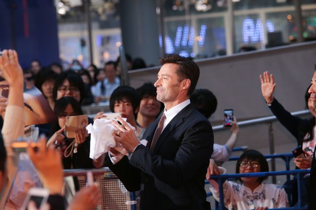 ヒュー・ジャックマン、直筆サインをその場で入れてファンに投げ込むサービス！（14枚目）