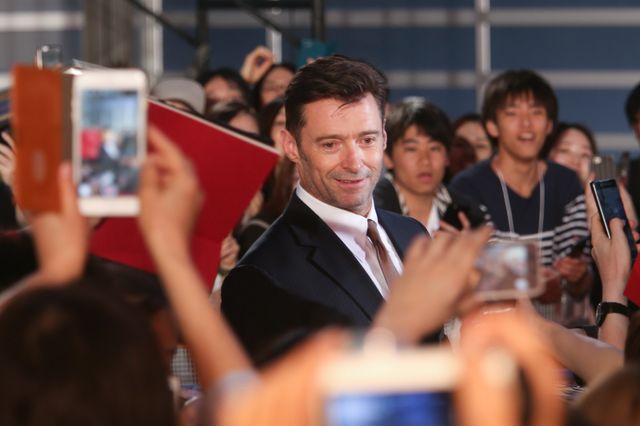 ヒュー・ジャックマン、直筆サインをその場で入れてファンに投げ込むサービス！（15枚目）