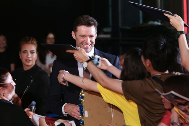 ヒュー・ジャックマン、直筆サインをその場で入れてファンに投げ込むサービス！（16枚目）