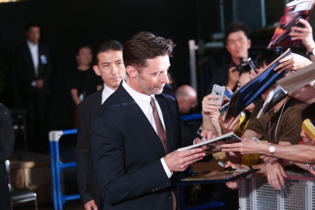 ヒュー・ジャックマン、直筆サインをその場で入れてファンに投げ込むサービス！（17枚目）