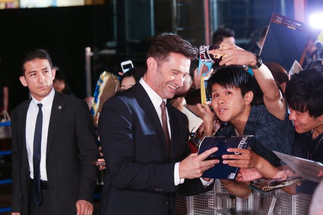 ヒュー・ジャックマン、直筆サインをその場で入れてファンに投げ込むサービス！（18枚目）