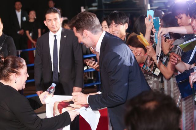 ヒュー・ジャックマン、直筆サインをその場で入れてファンに投げ込むサービス！（19枚目）