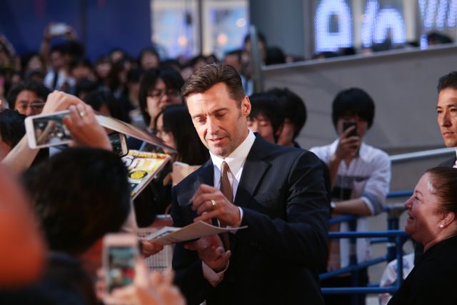 ヒュー・ジャックマン、直筆サインをその場で入れてファンに投げ込むサービス！（20枚目）