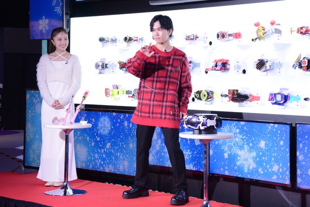 鈴木福＆百田夏菜子、仮面ライダー変身ベルト背景に記念撮影！「NARIKIRI WORLD 2024」OPセレモニー（7枚目）