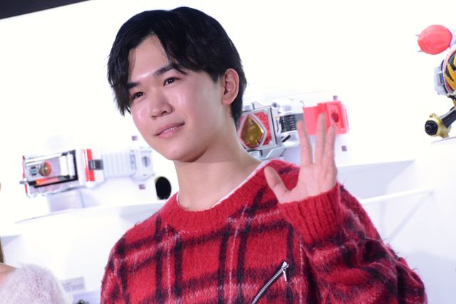 鈴木福＆百田夏菜子、仮面ライダー変身ベルト背景に記念撮影！「NARIKIRI WORLD 2024」OPセレモニー（15枚目）