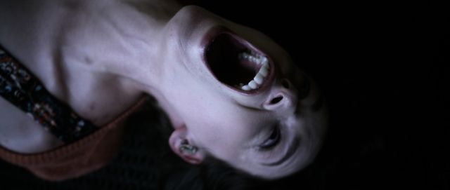 美少女が血まみれ…『セーラ　少女のめざめ』【14枚】（8枚目）