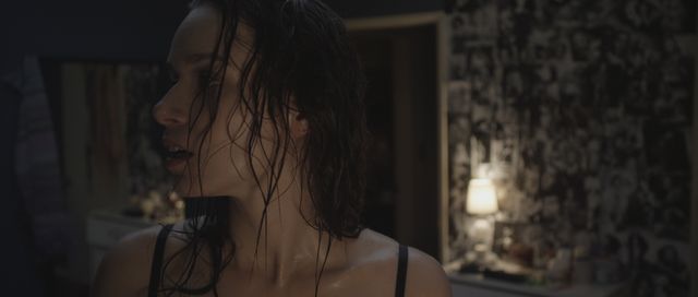 美少女が血まみれ…『セーラ　少女のめざめ』【14枚】（9枚目）