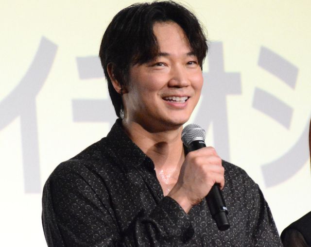 逞しい体に汗が光る綾野剛