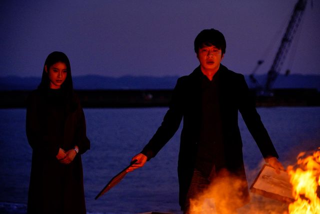 土屋太鳳＆田中圭が見つめる先は…『哀愁しんでれら』場面カット：フォトギャラリー