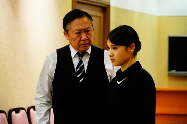 土屋太鳳＆田中圭が見つめる先は…『哀愁しんでれら』場面カット（6枚目）