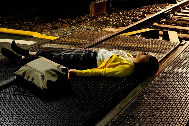 土屋太鳳＆田中圭が見つめる先は…『哀愁しんでれら』場面カット（7枚目）