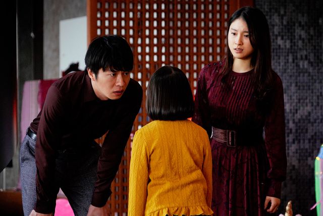 土屋太鳳＆田中圭が見つめる先は…『哀愁しんでれら』場面カット（8枚目）