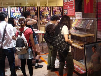 10代～30代の男女gleeファンが多数駆けつけた渋谷のPARCOに「glee公式SHOP」
