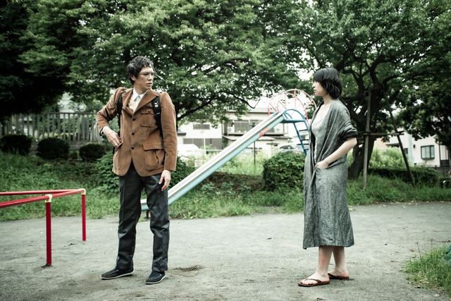 日南響子と佐藤浩市が急接近…映画『銃 2020』場面カット：フォトギャラリー