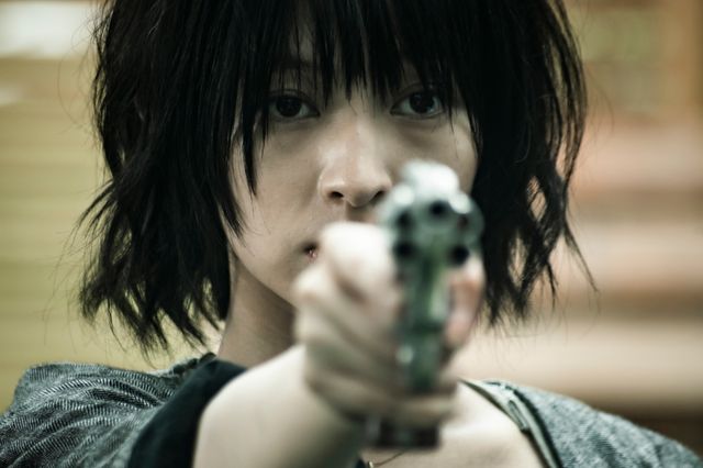 日南響子と佐藤浩市が急接近…映画『銃 2020』場面カット（3枚目）