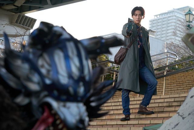 ニエルブ、ゴチゾウを手に不気味な笑み…「仮面ライダーガヴ」第38話場面カット（4枚目）