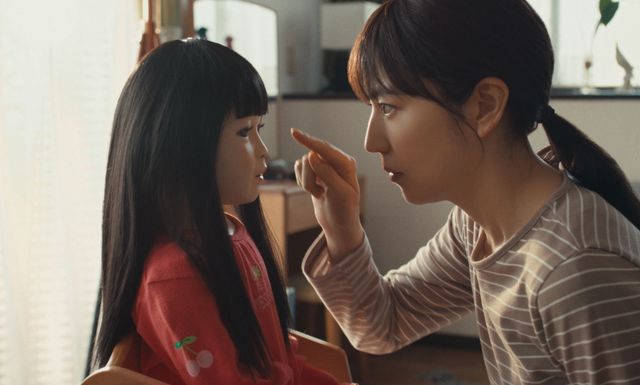 『ドールハウス』より人形のアヤちゃんと主人公・佳恵(長澤まさみ)