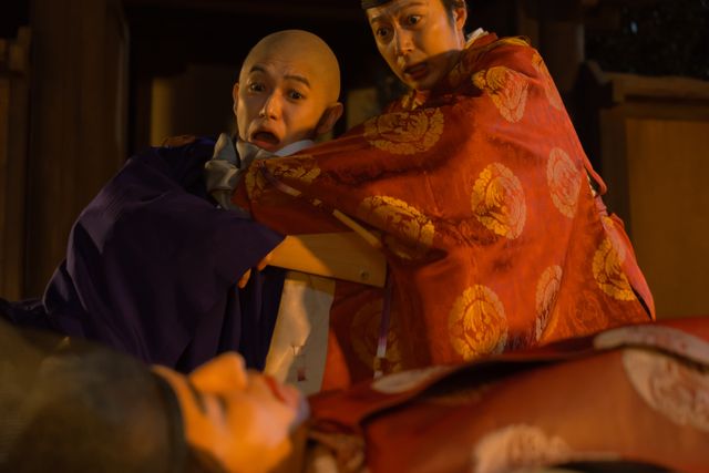 矢を射かけられパニックの花山院「光る君へ」第20回場面写真：フォトギャラリー