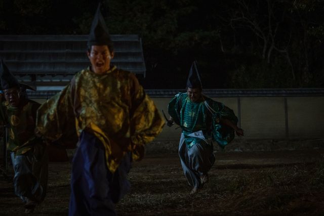 矢を射かけられパニックの花山院「光る君へ」第20回場面写真（4枚目）