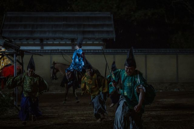 矢を射かけられパニックの花山院「光る君へ」第20回場面写真（5枚目）