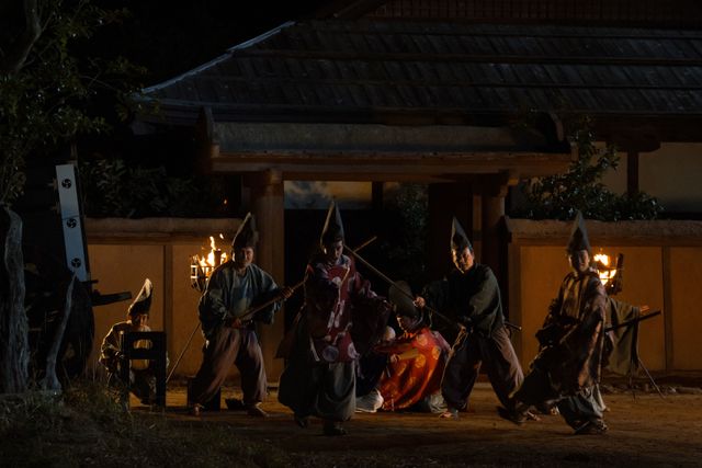 矢を射かけられパニックの花山院「光る君へ」第20回場面写真（6枚目）