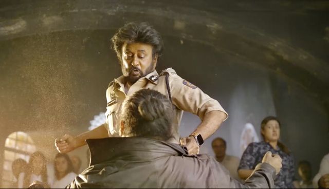 最強お父さんが大暴れ！『ダルバール 復讐人』場面写真（2枚目）