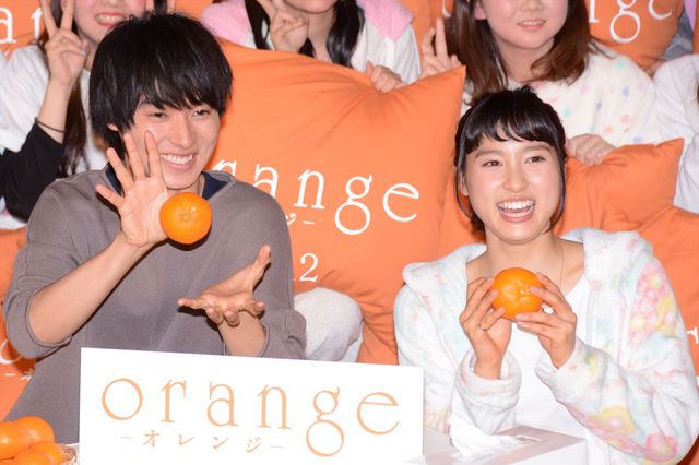 山崎賢人＆土屋太鳳、部屋着姿でこたつ!?『orange－オレンジ－』試写会イベントフォトギャラリー（2枚目）
