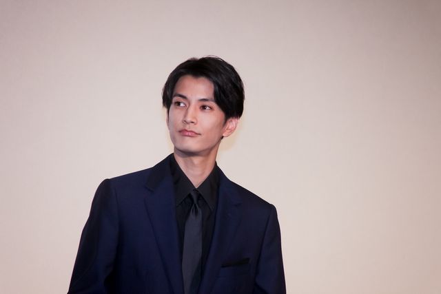 上戸彩、美麗ドレスで魅了『沈黙の艦隊　北極海大海戦』完成披露舞台あいさつ（6枚目）