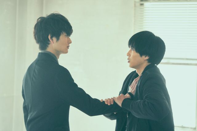 岡田将生＆志尊淳が平手友梨奈と対峙！『さんかく窓の外側は夜』場面写真（4枚目）