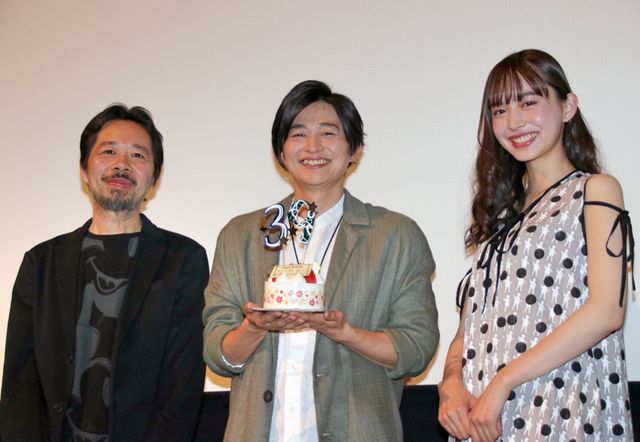 おめでとうございます！（左から）蜂須賀健太郎監督、下野紘、井桁弘恵