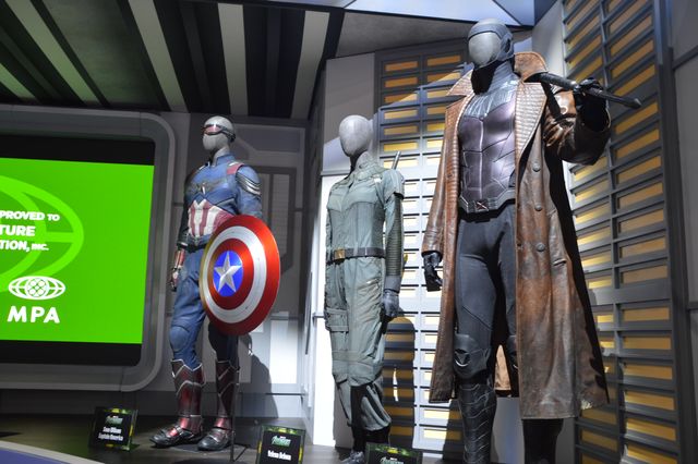 マーベルブースに展示中の『アベンジャーズ/ドゥームズデイ』劇中コスチューム