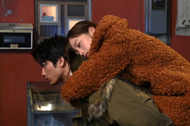 橋本環奈、おんぶされる！ドラマ「1ページの恋」（6枚目）