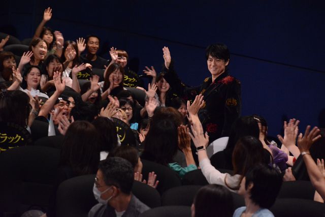 福山雅治、有村架純らと華麗に登場！『ブラック・ショーマン』初日舞台挨拶（23枚目）