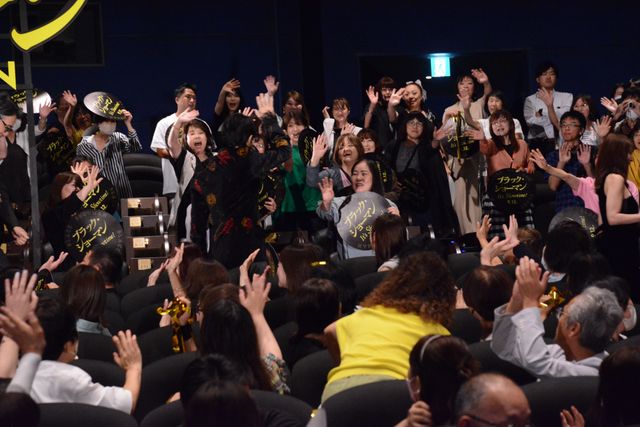 福山雅治、有村架純らと華麗に登場！『ブラック・ショーマン』初日舞台挨拶（26枚目）