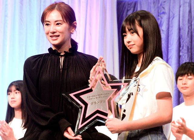 グランプリを受賞した原田花埜さんに星型トロフィーを渡す北川景子