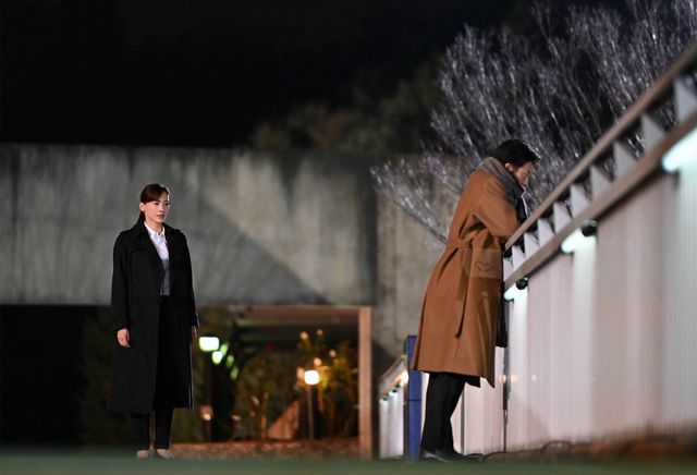 戦慄の壁ドンも！綾瀬はるか＆高橋一生「天国と地獄」初回場面写真（11枚目）