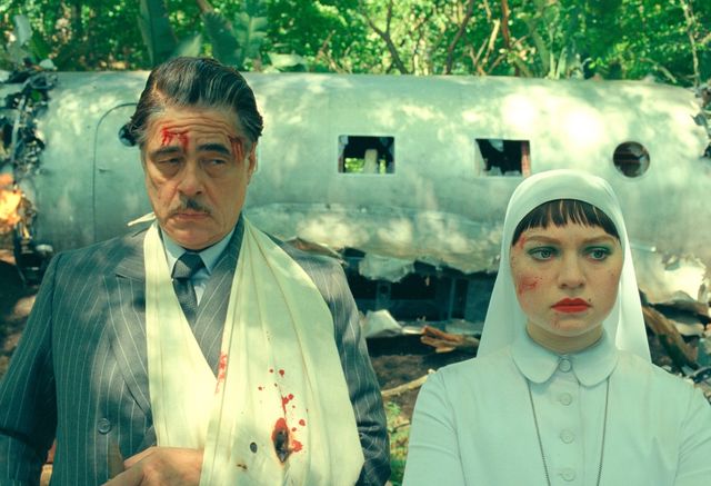 傷だらけのベニチオ・デル・トロが…『ザ・ザ・コルダのフェニキア計画』場面写真9点：フォトギャラリー