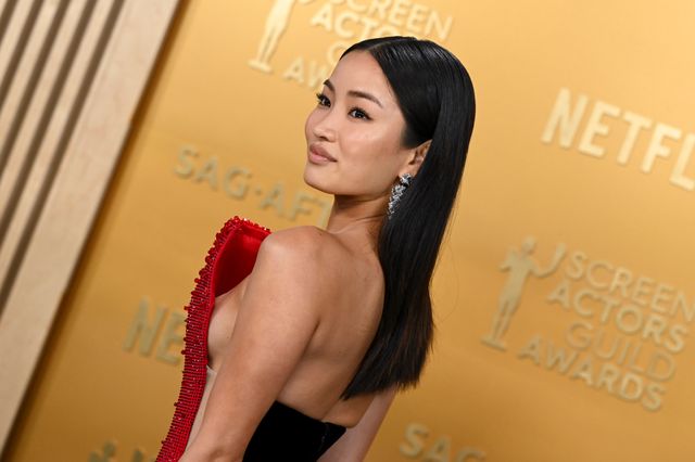 第31回全米映画俳優組合賞レッドカーペットでのアンナ・サワイ（2枚目）