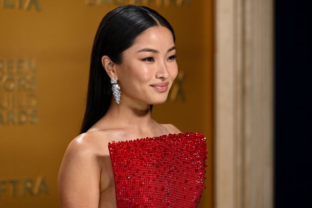 第31回全米映画俳優組合賞レッドカーペットでのアンナ・サワイ（3枚目）