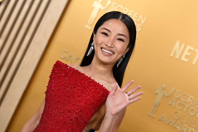 第31回全米映画俳優組合賞レッドカーペットでのアンナ・サワイ（4枚目）