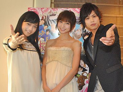 いよいよ公開！　本当の家族みたいな仲の良さを見せた川口春奈、篠田麻里子、山本裕典（左から）