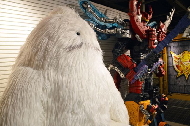 おっきなもっふんがお出迎え！「キングオージャー　王の秘宝展」会場の様子：フォトギャラリー