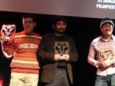 （写真、左から）Ratin Larrain監督、マムート・ファジル・カスクム、ヤン・イクソク監督がVPROタイガー・アワードを見事受賞！