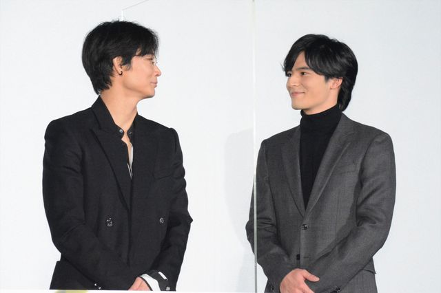 綾野剛＆岡田健史、見つめ合う…ラブラブモード全開（計13枚）：フォトギャラリー