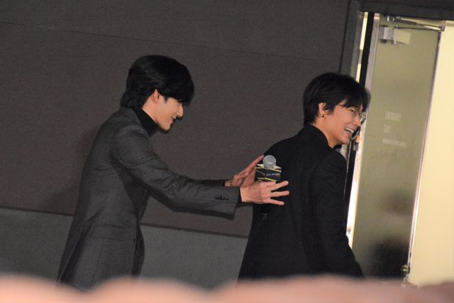 綾野剛＆岡田健史、見つめ合う…ラブラブモード全開（計13枚）（2枚目）