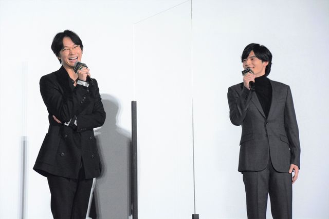 綾野剛＆岡田健史、見つめ合う…ラブラブモード全開（計13枚）（3枚目）