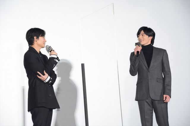 綾野剛＆岡田健史、見つめ合う…ラブラブモード全開（計13枚）（4枚目）