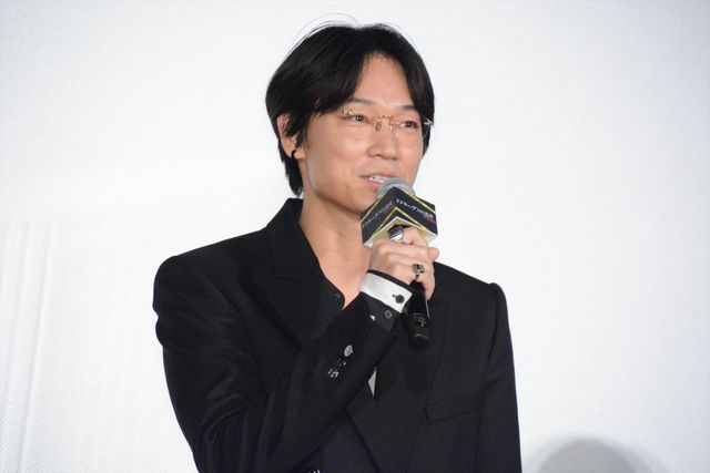 綾野剛＆岡田健史、見つめ合う…ラブラブモード全開（計13枚）（5枚目）