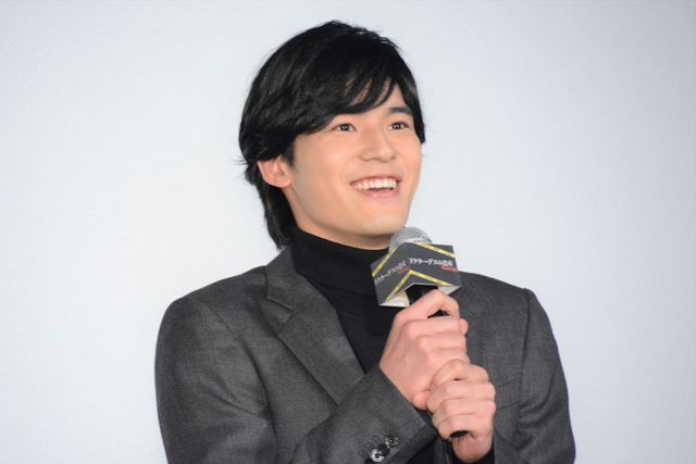 綾野剛＆岡田健史、見つめ合う…ラブラブモード全開（計13枚）（6枚目）