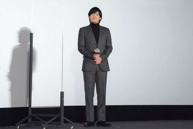 綾野剛＆岡田健史、見つめ合う…ラブラブモード全開（計13枚）（7枚目）